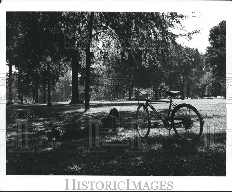 Load image into Gallery viewer, 1971 Press Photo Alabama-Tuscaloosa-Student on the University of Alabama campus.
