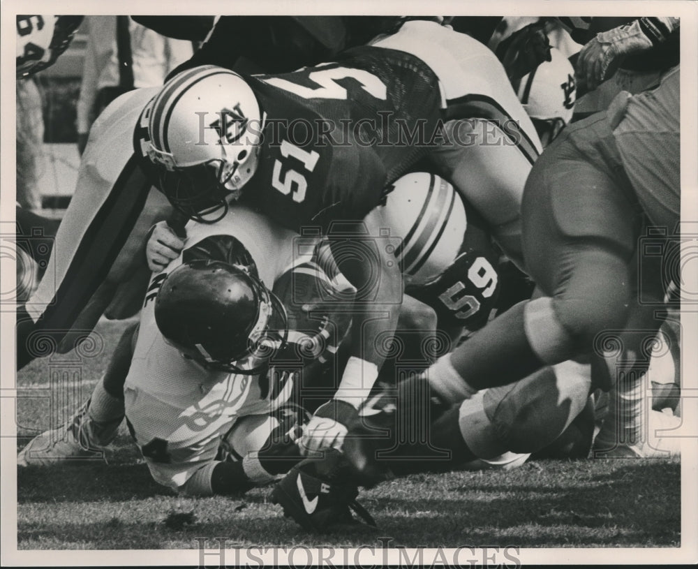 1990 Press Photo Alabama-Two Auburn football players tackle Vanderbilt player. - Historic Images