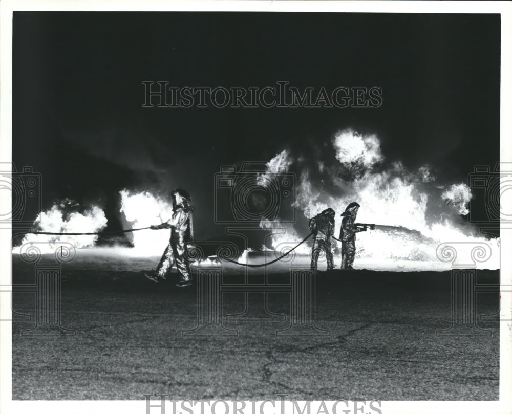 1980 Press Photo Alabama National Guard fight airplane fuel fire at Gulfport - Historic Images