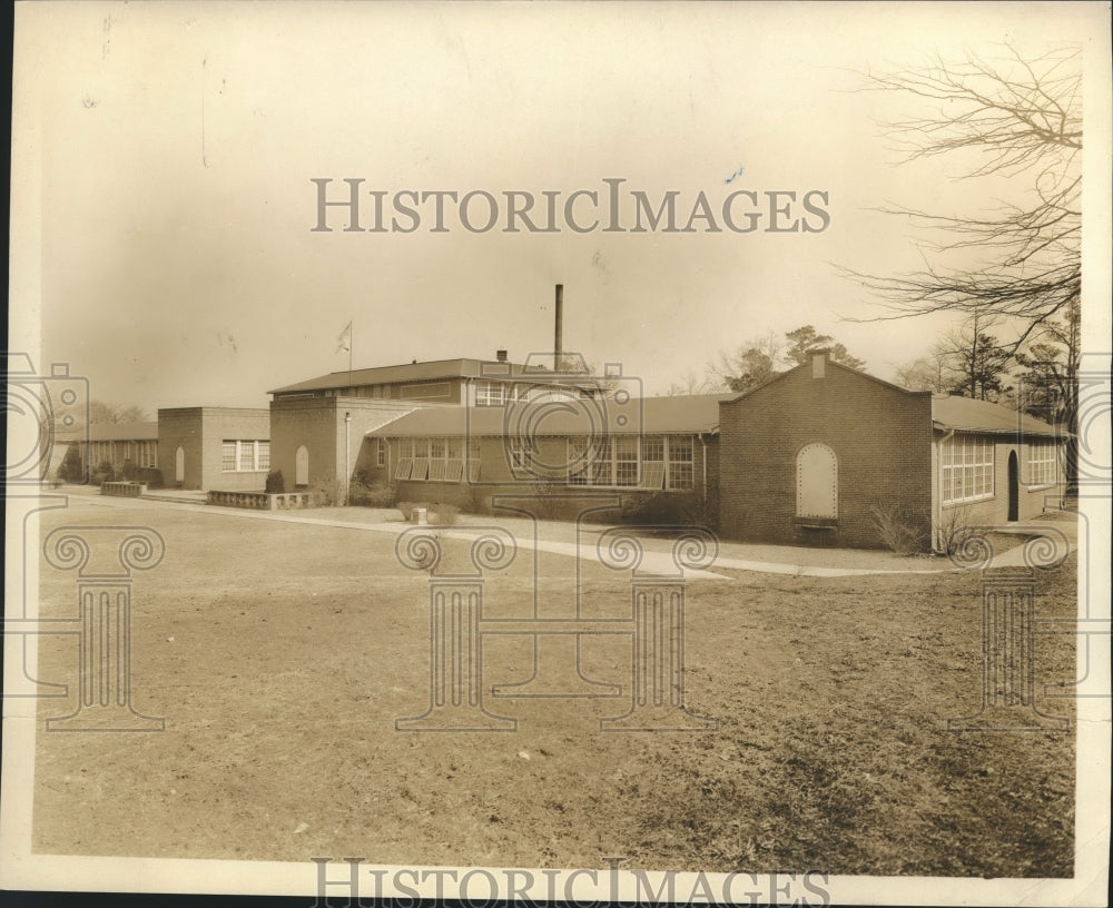 Press Photo Alabama-Fairfield Junior High School building. - abnx01742