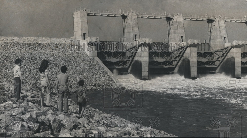 1969 Press Photo Alabama-Family enjoys recreation at Miller&#39;s Ferry Dam and lock - Historic Images