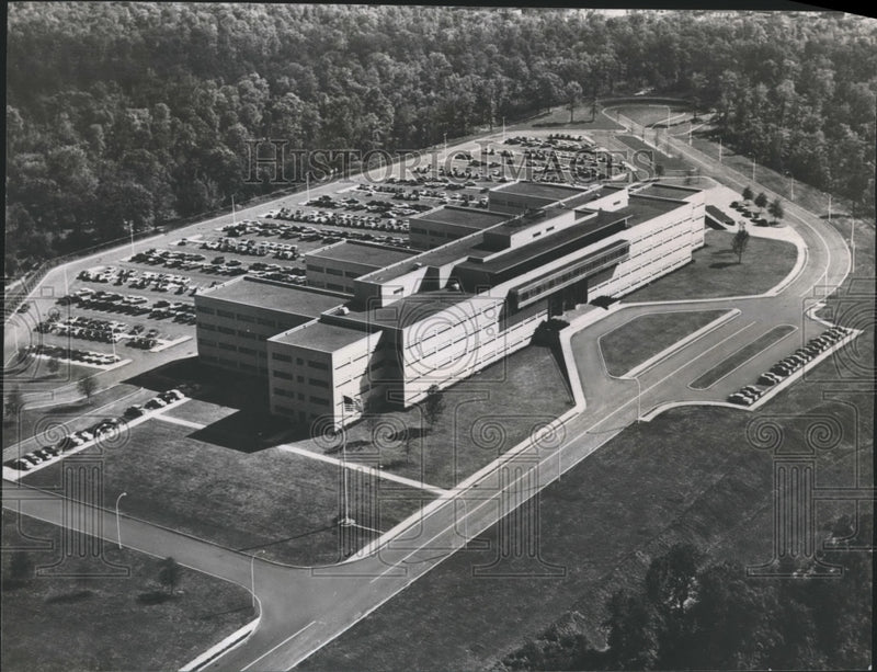 Load image into Gallery viewer, 1971 Press Photo Alabama-Fairfield-Aerial view of U.S. Steel office building.
