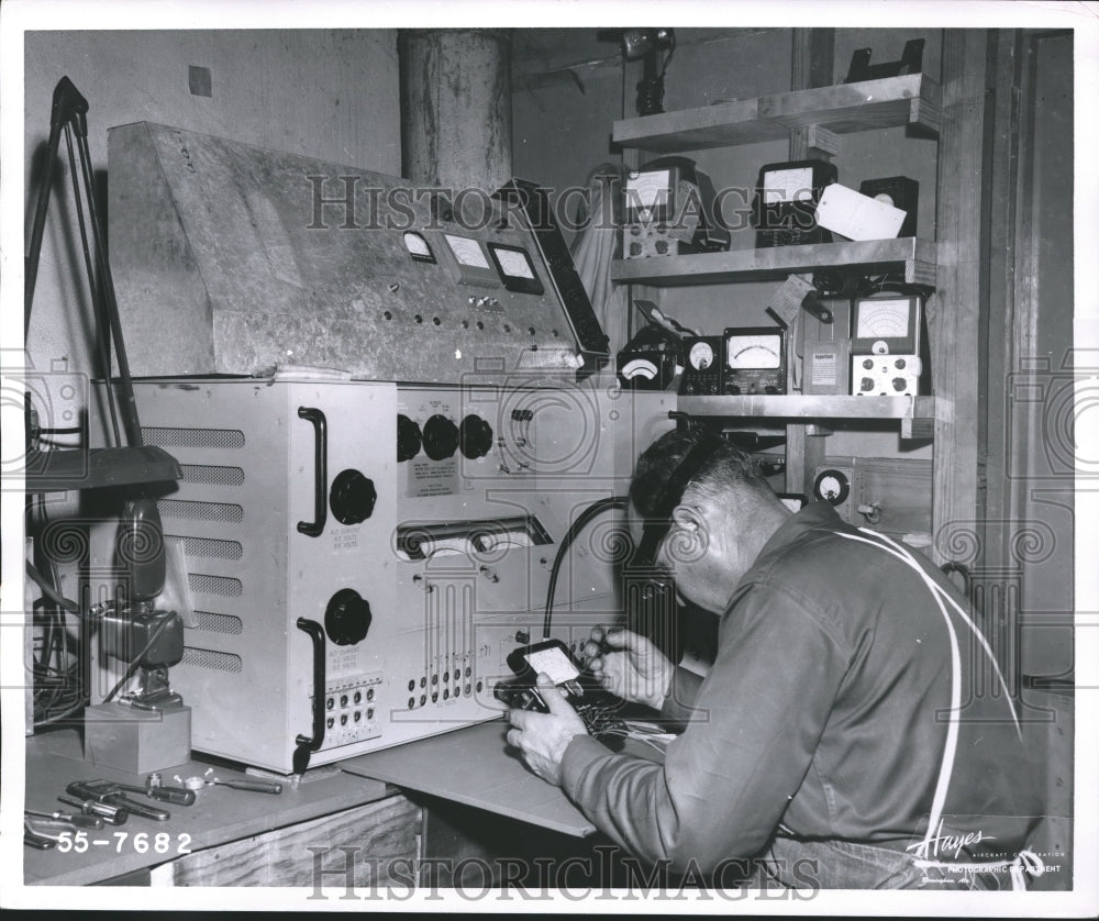 1956 Press Photo Alabama-Birmingham-Hayes aircraft technician at repair shop.
