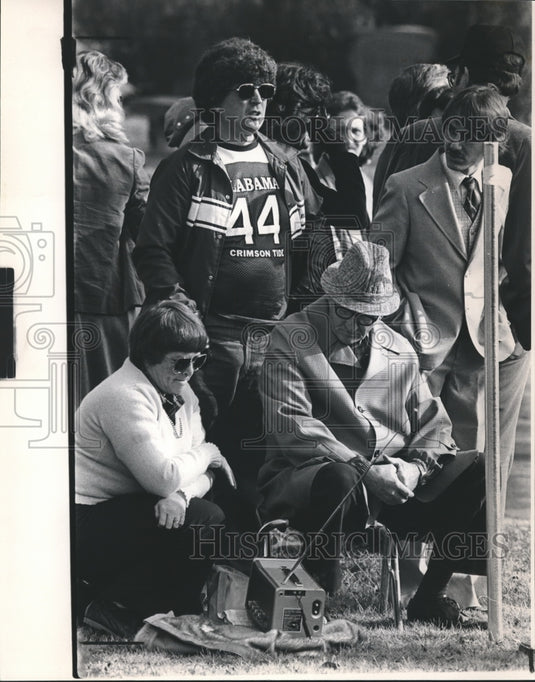 1983 Press Photo Alabama-Fans watching T.V. coverage of "Bear" Bryant's service. - Historic Images