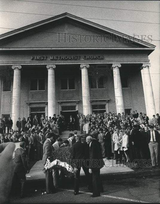 1983 Press Photo Alabama-Tuscaloosa-"Bear" Bryant's casket carried into Church. - Historic Images
