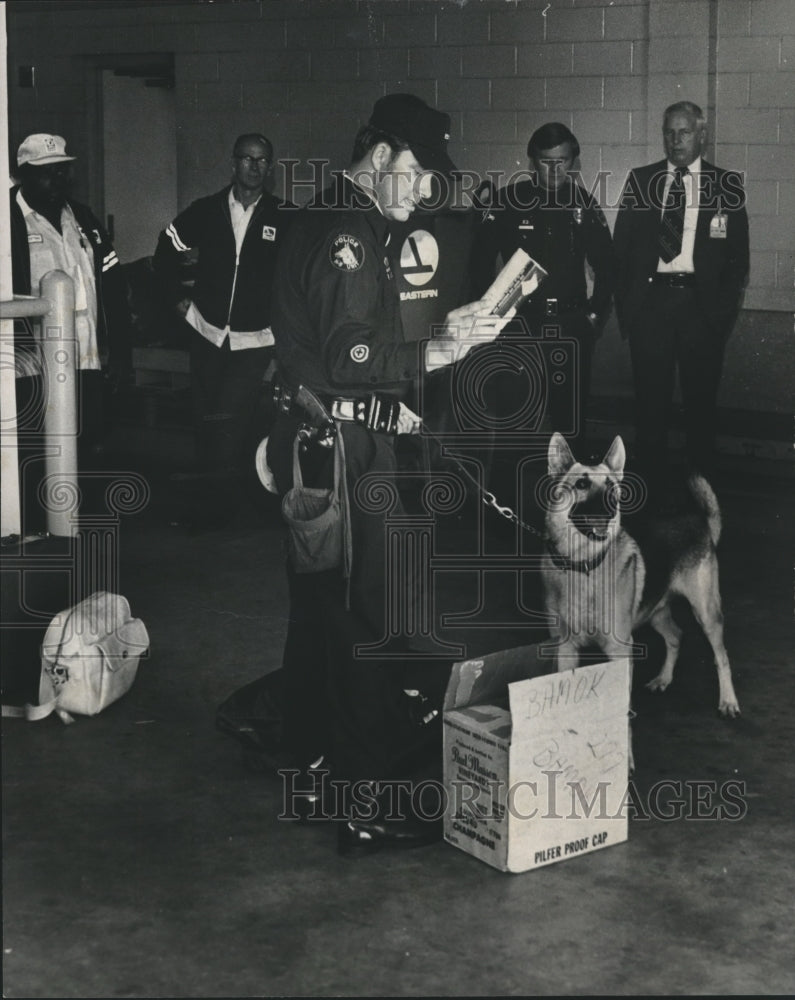 1977 Press Photo Alabama-Dog finds disarmed explosives during demonstration.