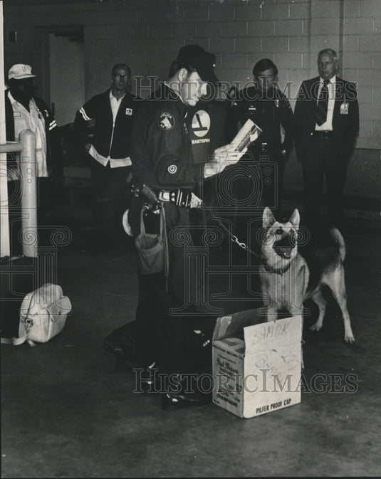 1977 Press Photo Alabama-Dog finds disarmed explosives during demonstration.