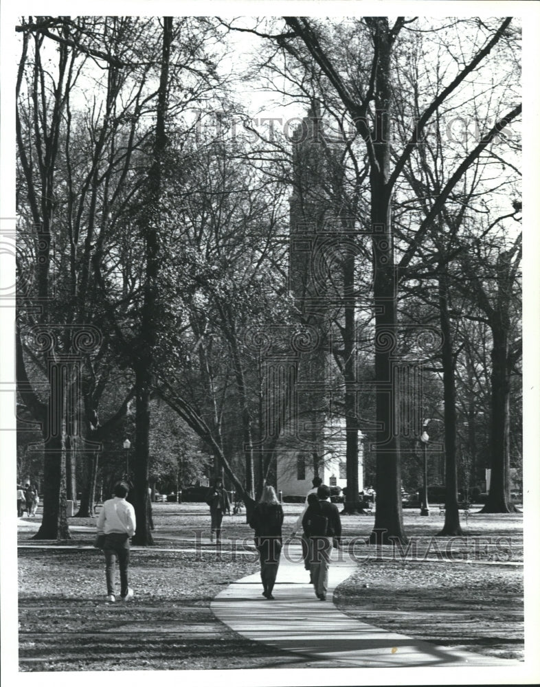 1987 Press Photo Students walking on University of Alabama campus at Tuscaloosa - Historic Images