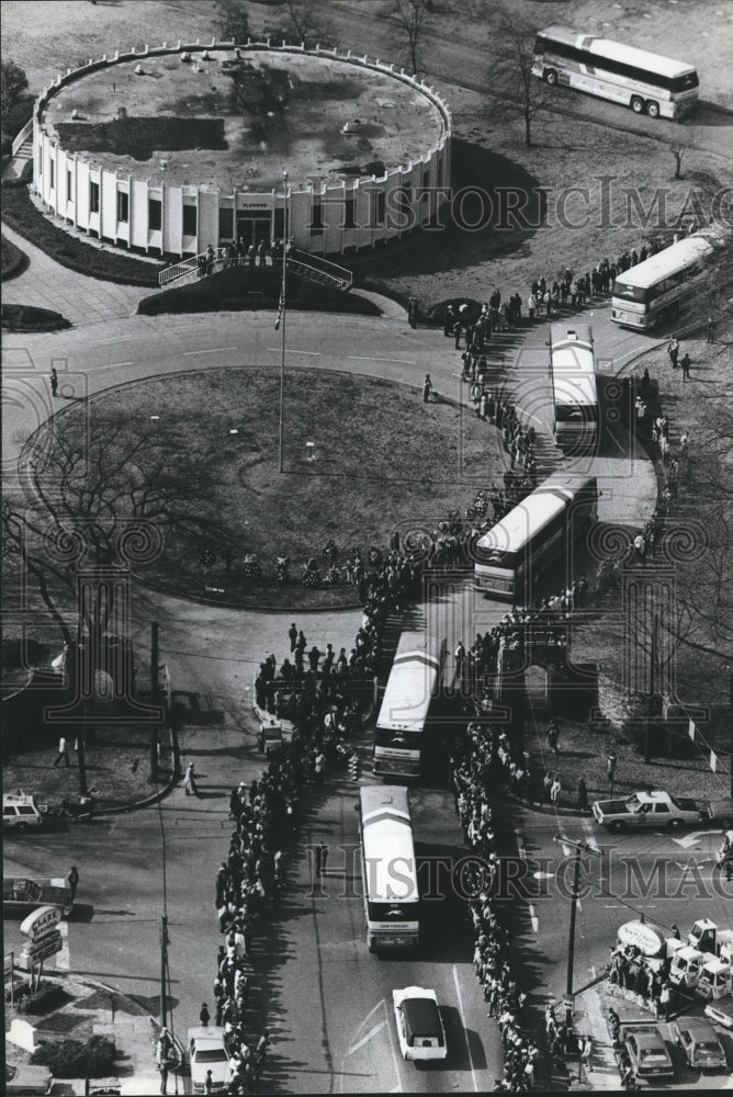 Load image into Gallery viewer, 1983 Press Photo Alabama-Air view of cemetery at "Bear" Bryant's funeral.
