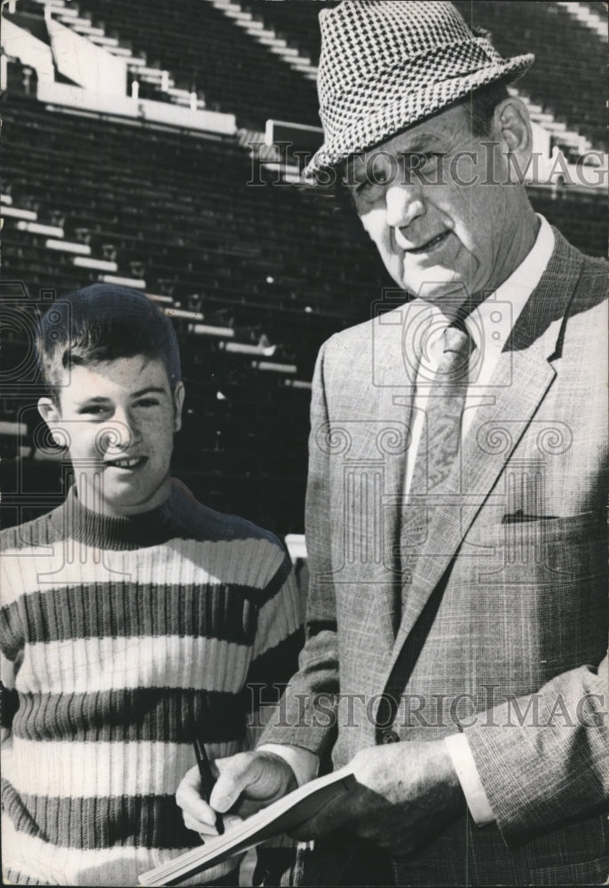 Load image into Gallery viewer, 1968 Press Photo Alabama-Wynn Armstrong gets Coach Bear Bryant on line.
