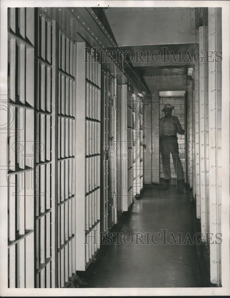 1947 Press Photo Alabama-Birmingham-Guard in cell block in County Jail.