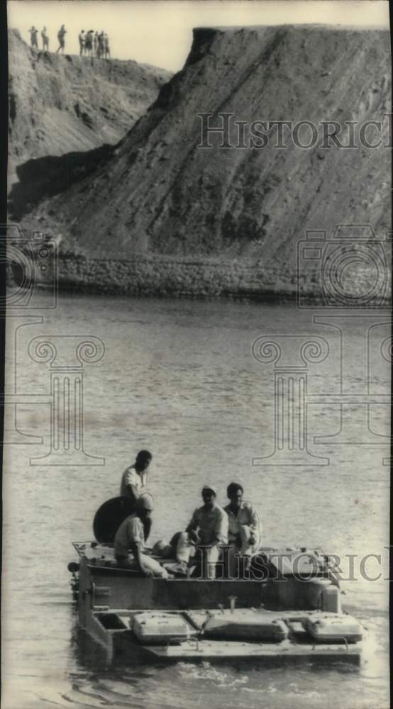 1973 Press Photo Men in Boat on River during Arab-Israeli War- Historic Images