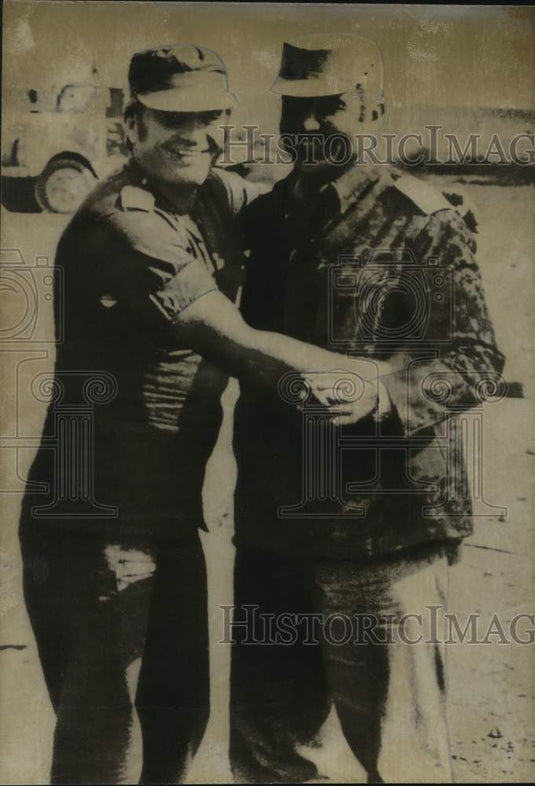 Press Photo Captain Nafatali Shimrad and Colonel Yousef Mekki hug at Checkpoint