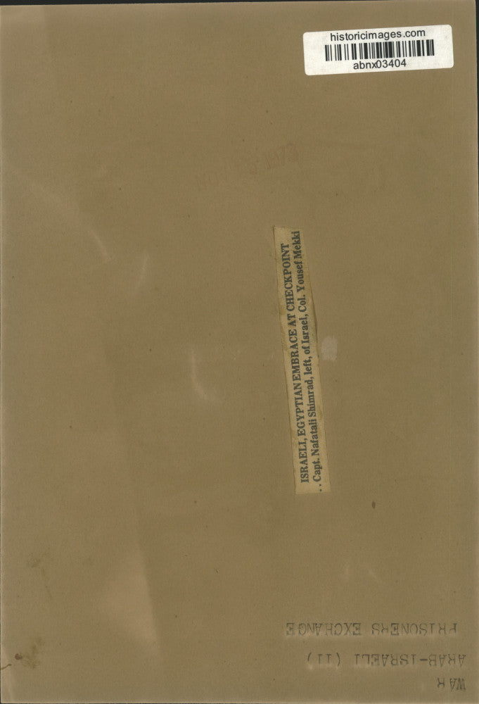 Press Photo Captain Nafatali Shimrad and Colonel Yousef Mekki hug at Checkpoint