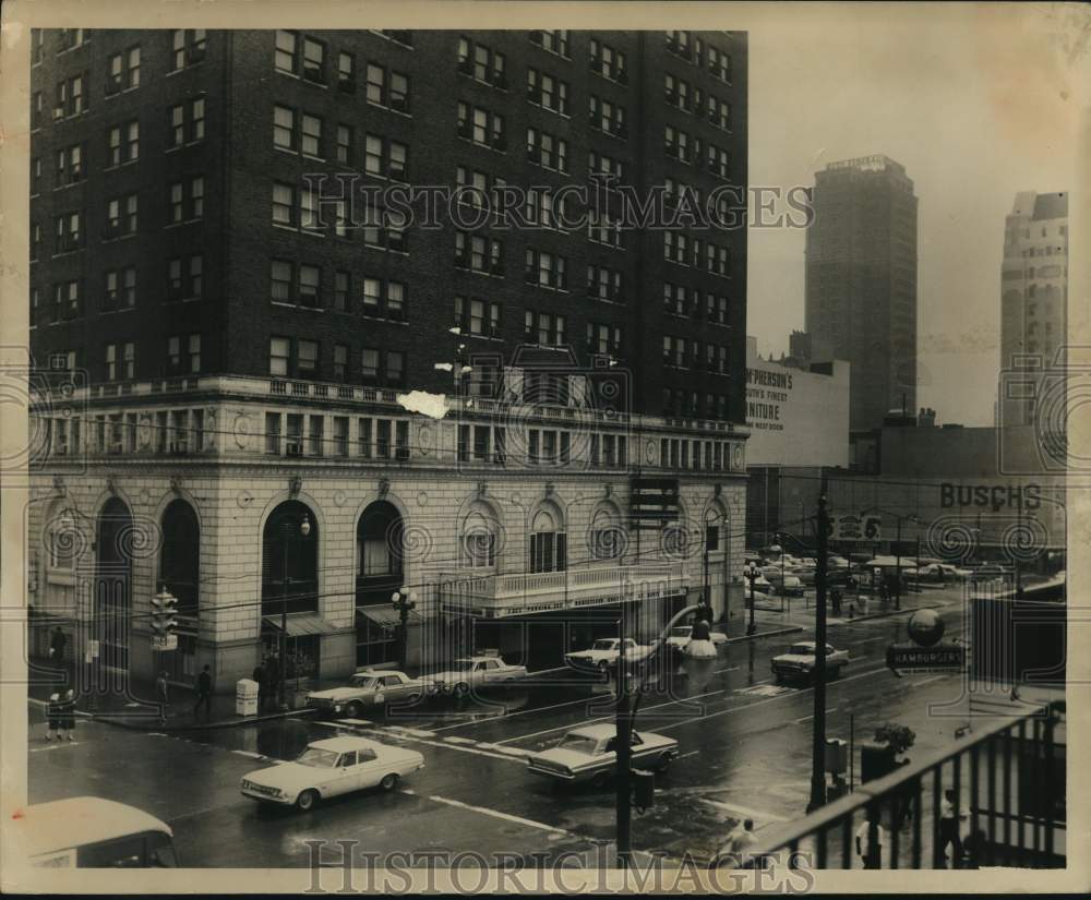 1965 Press Photo Exterior View of Tutwiler Hotel in Birmingham, Alabama
