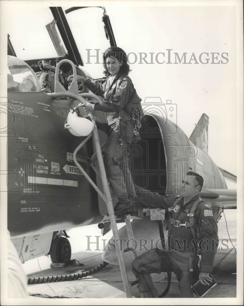 Load image into Gallery viewer, 1973 Press Photo Alabama-Mrs. George Wallace, prepares for flight. - abnz02295
