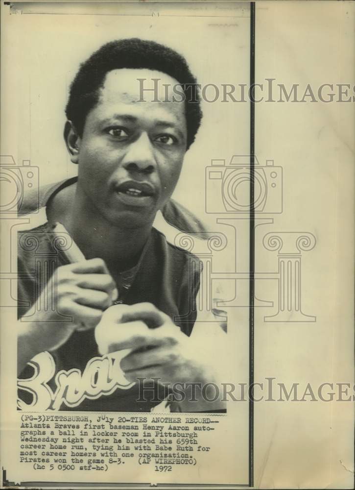 1972 Press Photo Baseball Player Hank Aaron Signs Baseball After 659 Home Runs - Historic Images