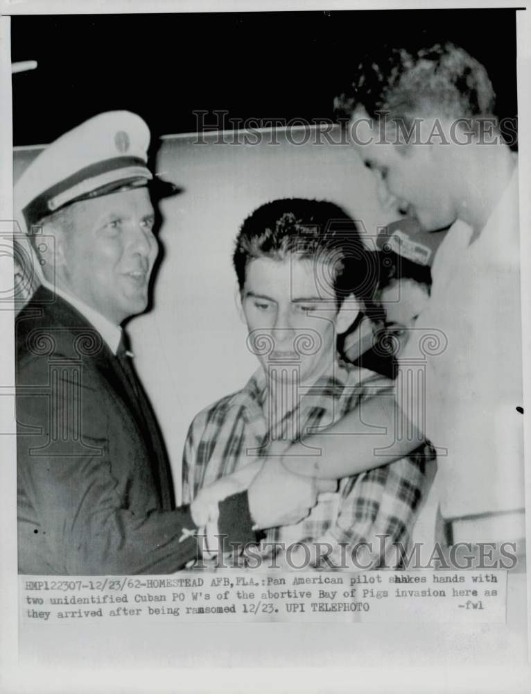 1962 Press Photo Pan American pilot and Cuban refugees at Homestead AFB, Florida - Historic Images