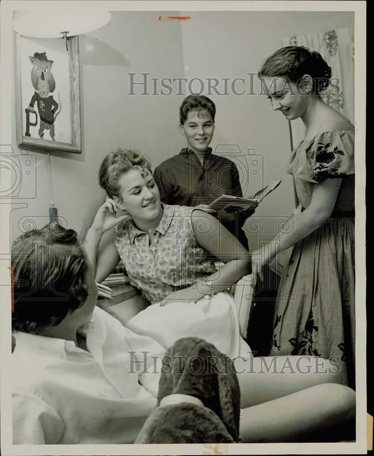 1959 Press Photo Eva Johansson and friends reading books - afa01672 - Historic Images