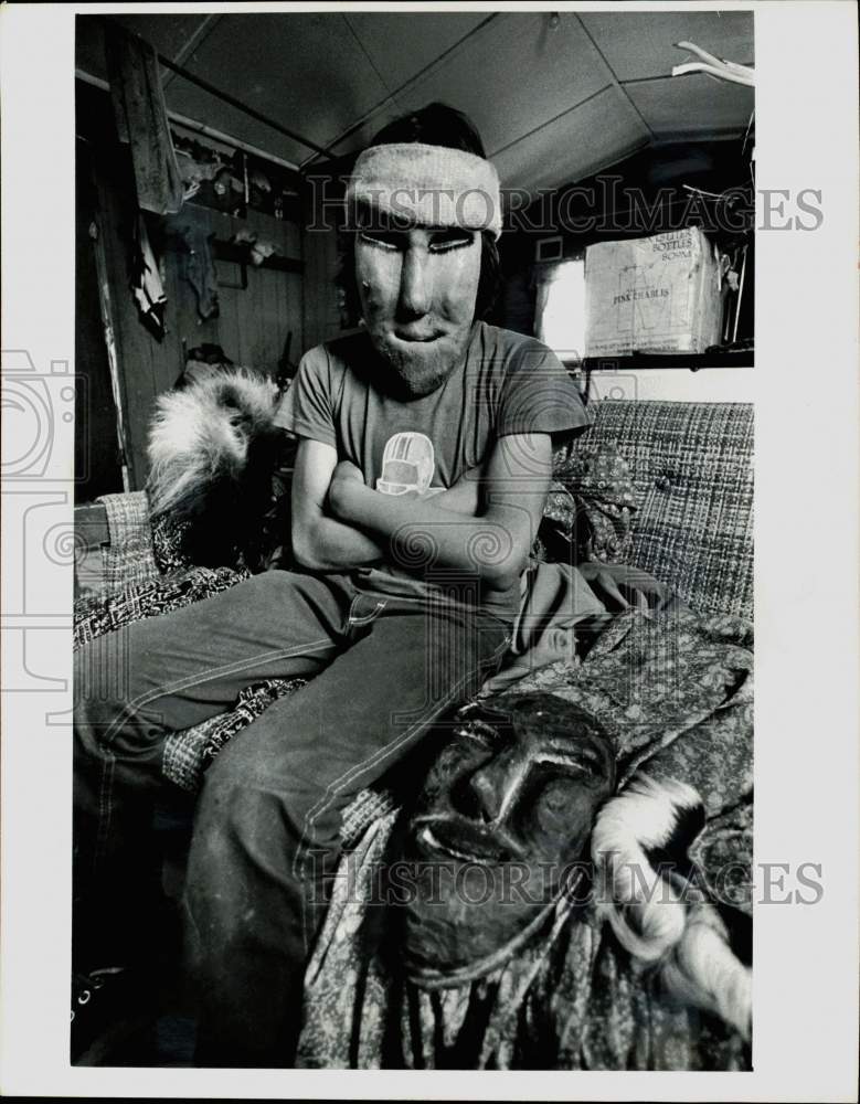 1978 Press Photo Alaskan Harold Paneak models one of his grandmother&#39;s masks- Historic Images