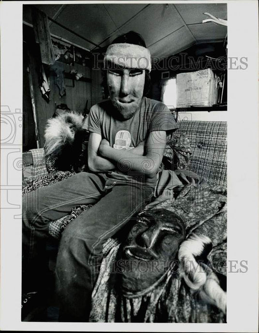 1978 Press Photo Alaskan Harold Paneak models one of his grandmother's masks- Historic Images