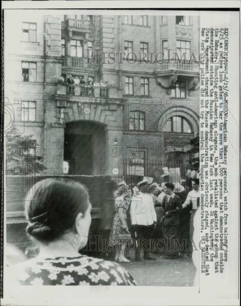 1958 Press Photo US Embassy personnel watch protesters from balcony, Moscow - Historic Images