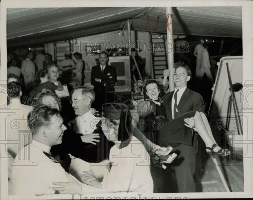 1940 Press Photo Military officers and visitors celebrate on board the Itasca- Historic Images