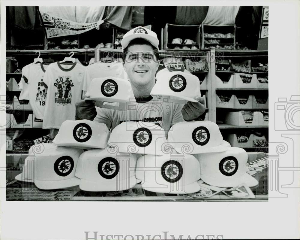 1986 Press Photo John Gentile Selling Boston Red Sox Baseball Hats and Shirts- Historic Images