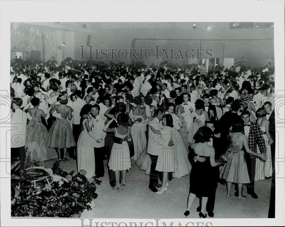 Press Photo Students dancing at their 1960s school prom - afa03460 - Historic Images