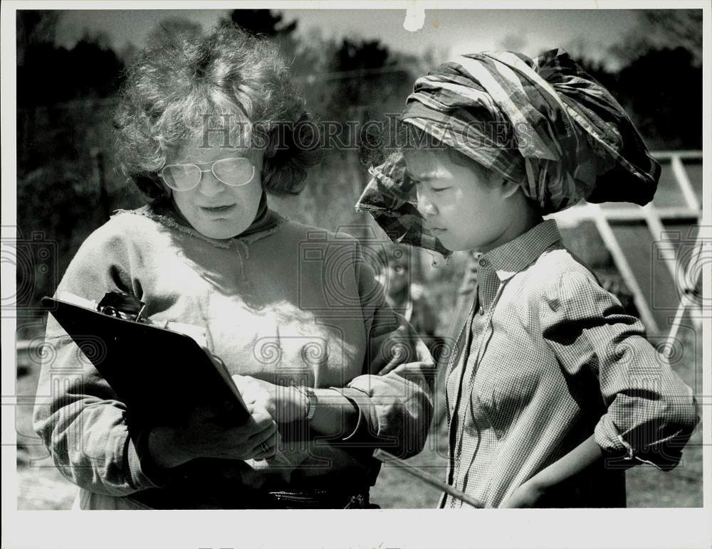 1991 Press Photo PBS coordinator Mary Fitzhugh talks to Veasna Heng, Stockbridge - Historic Images