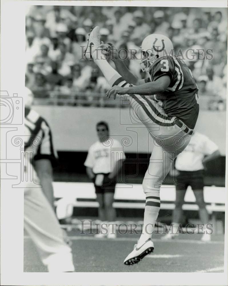 1989 Press Photo Indianapolis Colts Football Team Punter Rohn Stark Makes Kick - Historic Images