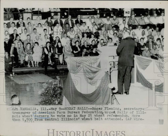 Press Photo Secretary Roger Fleming Speaking to Farmers in Vandalia, Illinois - Historic Images