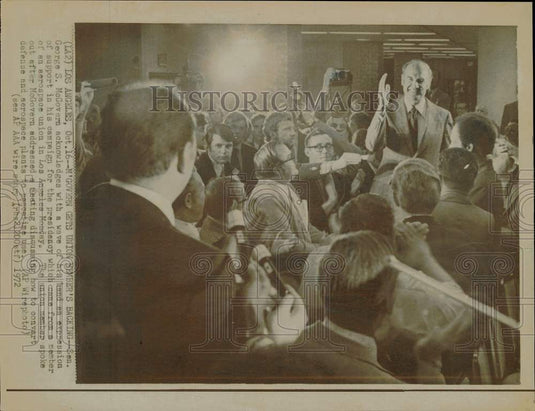 1972 Press Photo Sen. George McGovern speaks to a group in Los Angeles, Calif. - Historic Images