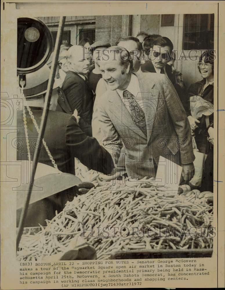 1972 Press Photo Senator George McGovern tours Haymarket Square, Boston, MA - Historic Images