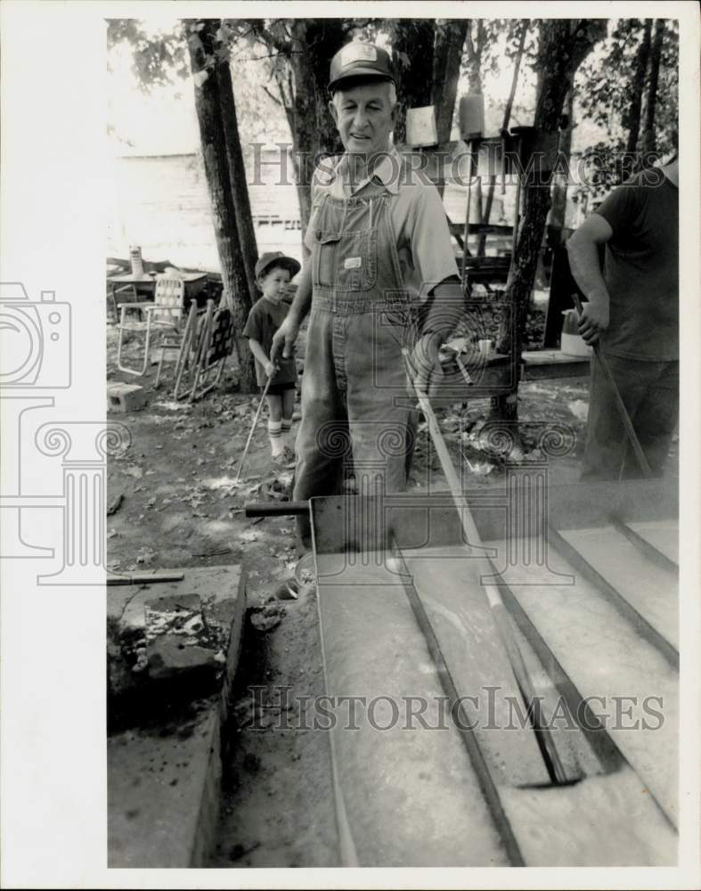 1984 Press Photo Niven Robinson stirs a vat of boiling sugar cane syrup molasses - Historic Images