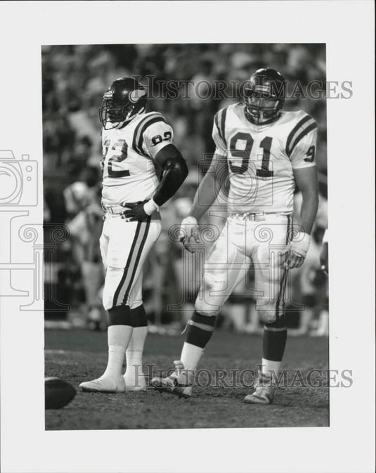 1987 Press Photo Minnesota's Stafford Mays #92 & Joe Phillips #91 in Denver