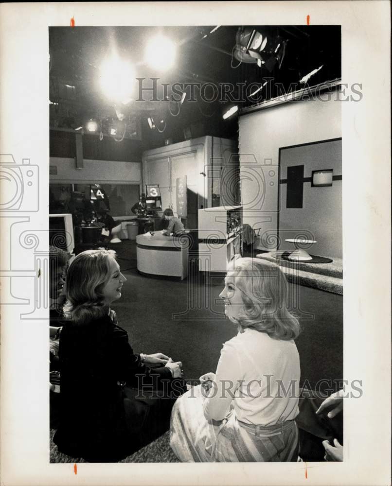 1976 Press Photo Miss Charlotte contestants Teresa Bradshaw, Cindy Kramer on set - Historic Images