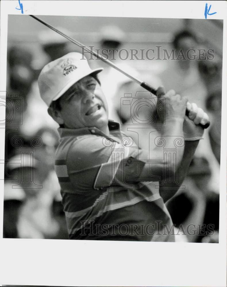 1989 Press Photo Lee Trevino demonstrates golf techniques at US West Golf Clinic- Historic Images