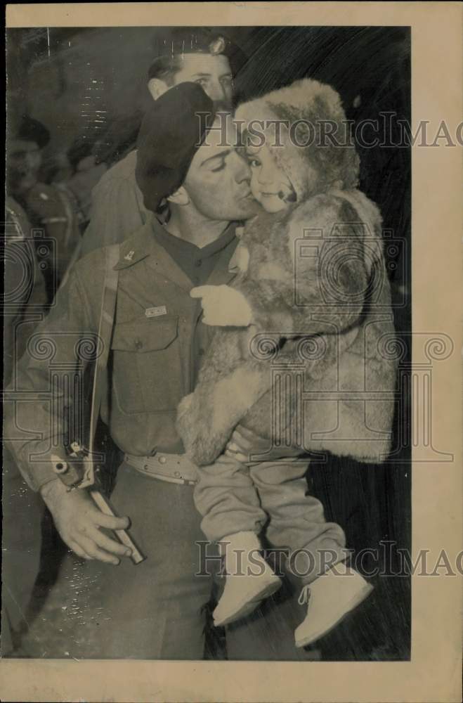 1952 Press Photo French soldier Andre Gouja kisses daughter Nadine in Paris - Historic Images