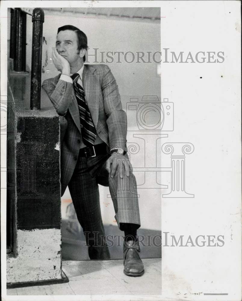 1977 Press Photo Detroit Red Wings Hockey Coach Ted Lindsay at Olympia - Historic Images