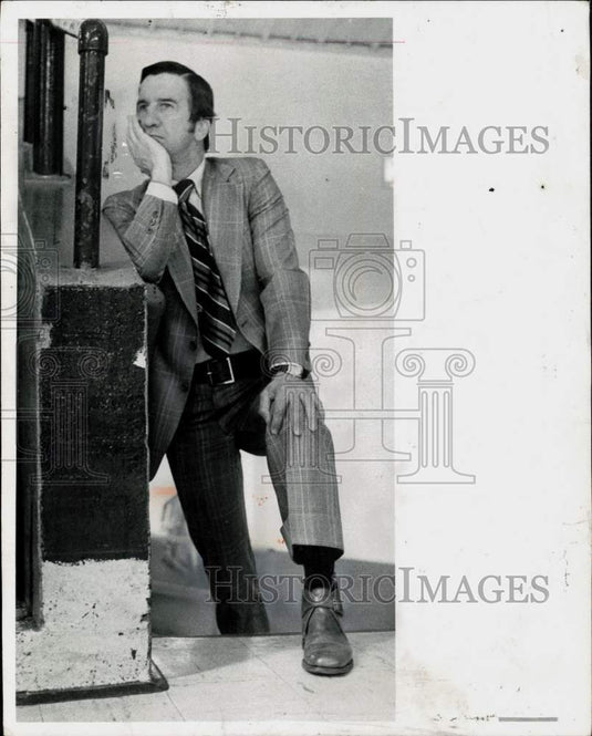 1977 Press Photo Detroit Red Wings Hockey Coach Ted Lindsay at Olympia - Historic Images