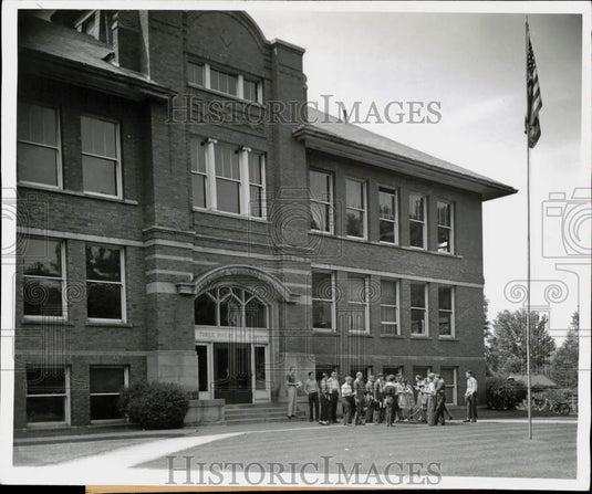 1942 Press Photo Class at Michigan's Three Rivers High School get sextant lesson - Historic Images
