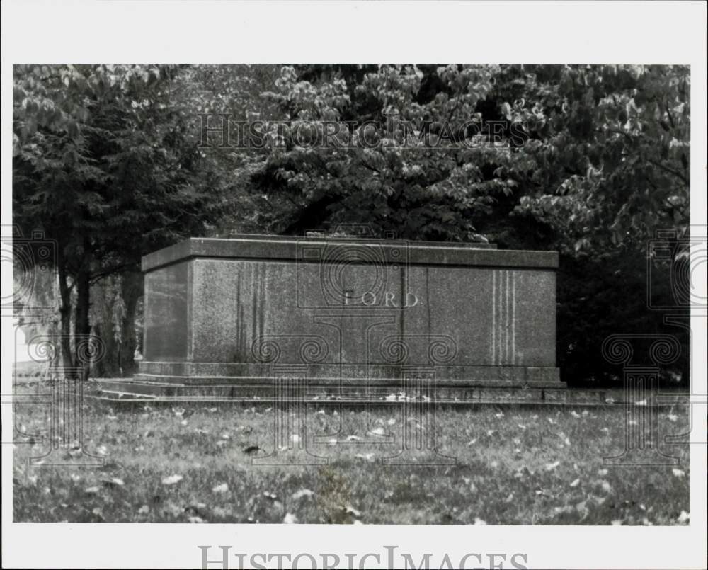 1987 Press Photo Grave of Automaker Henry Ford - afa11316 - Historic Images