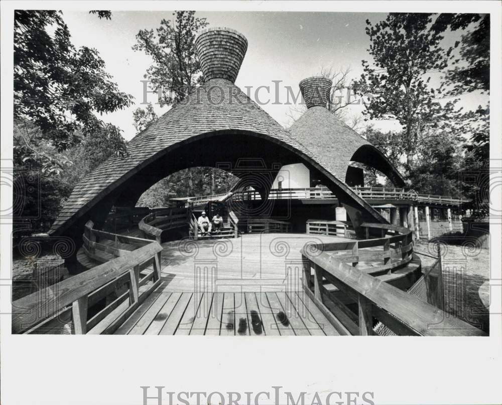 1980 Press Photo Workers Take Lunch Break at Belle Isle Zoo Tree House, Detroit - Historic Images