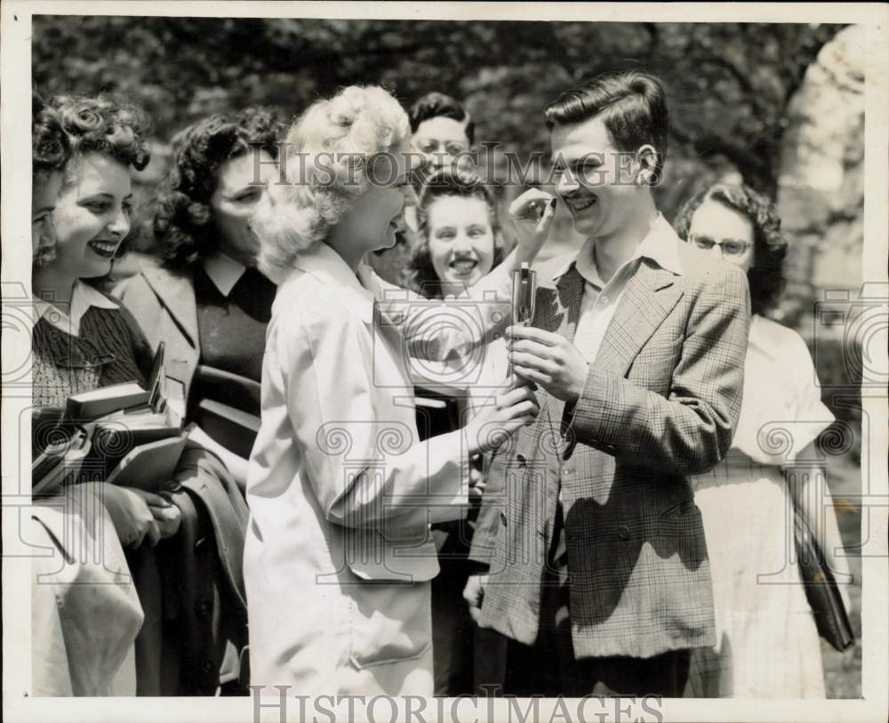 1943 Press Photo Dorothy Anderson, Stuart Lloyd At Chicago Campus Mustache Race - Historic Images