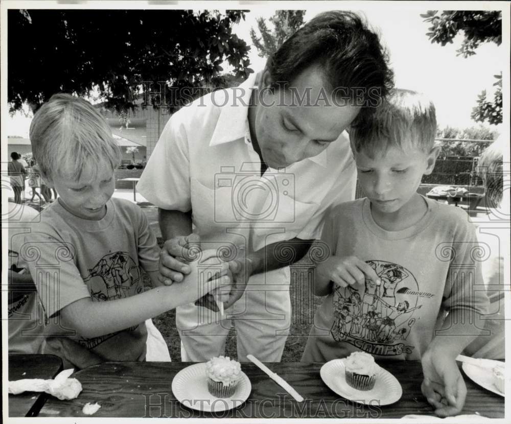 1985 Press Photo Baker Mark Rivera helps David Ude &amp; Kevin Bryant with technique - Historic Images