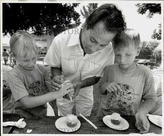 1985 Press Photo Baker Mark Rivera helps David Ude & Kevin Bryant with technique - Historic Images