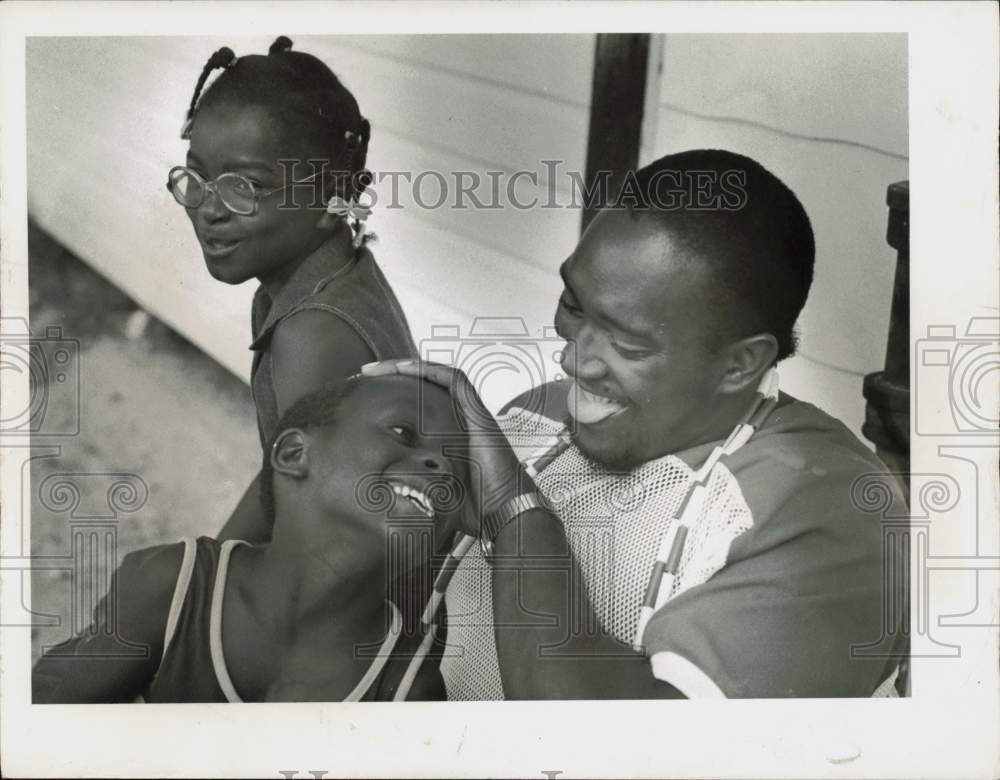 1979 Press Photo Curtis Bunche at home with his niece and nephew - afa12017 - Historic Images