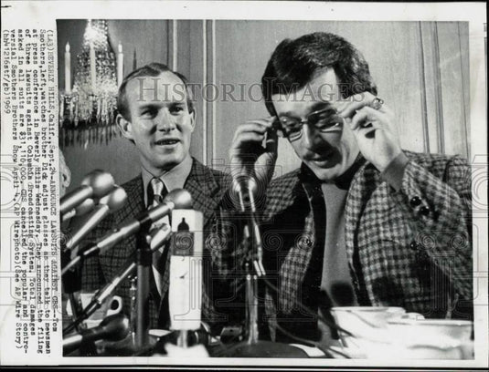 1969 Press Photo Entertainers Tom & Dick Smothers Talk to Press, Beverly Hills - Historic Images