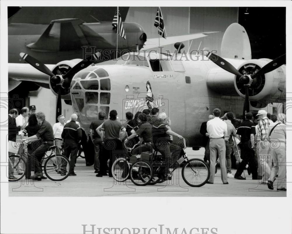 1992 Press Photo Restored B-24 Liberator bomber at Minneapolis-St. Paul airport. - Historic Images